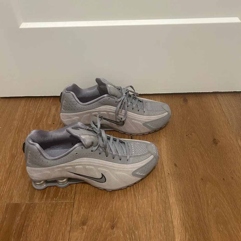 Nike women’s shox Gray Sneakers - Picture 2 of 6
